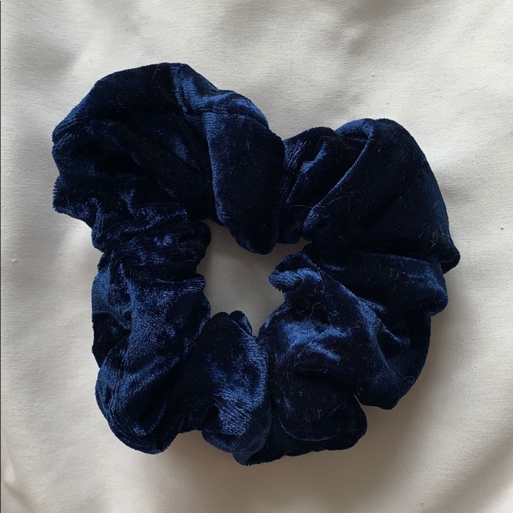 NAVY BLUE VELVET SCRUNCHIE